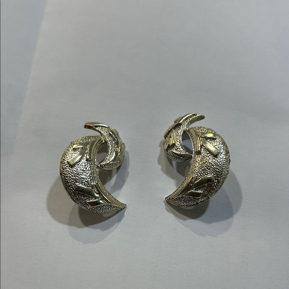 Elegant Vinatge Silver tone half moon clip on Earrings